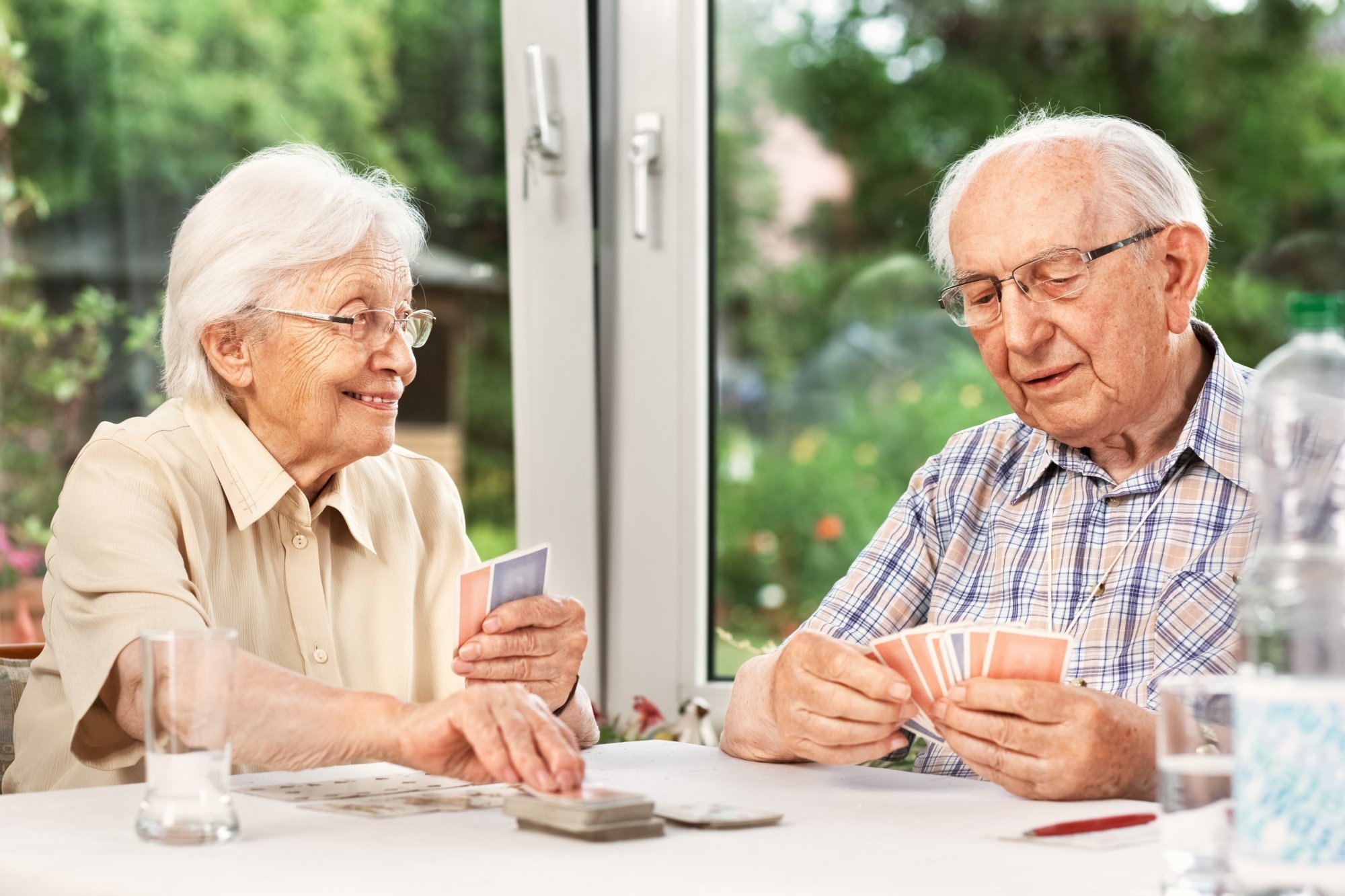AL MC - Couple playing cards
